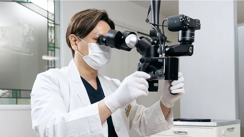高性能な顕微鏡を用いて、微細な構造を捉えます。