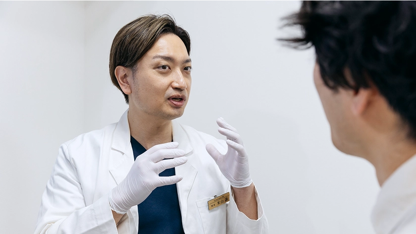 専門的な知識を丁寧に伝える医師と、真剣に耳を傾ける患者。
