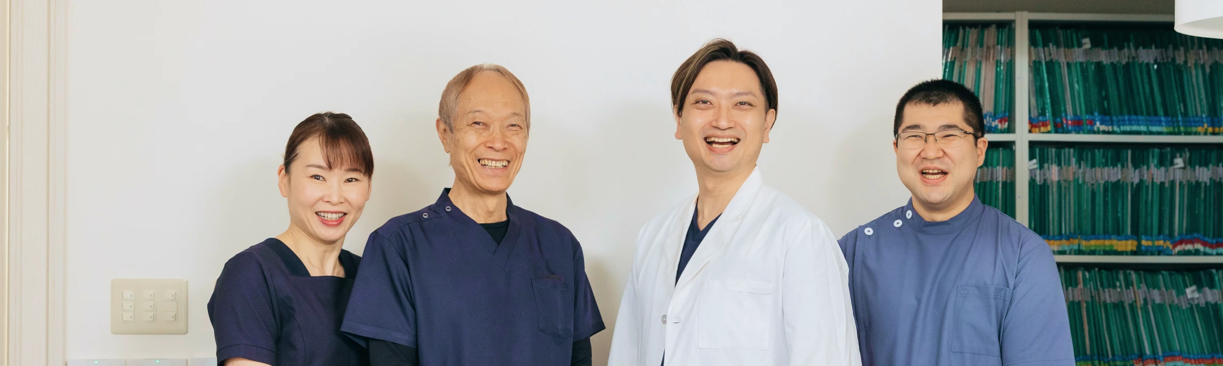 明るく笑顔の医療チーム。温かい雰囲気と専門性を併せ持つ、頼れる存在。