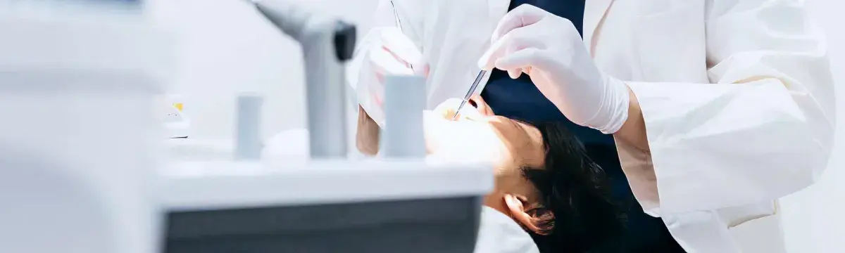 歯科医師が患者の口腔内を診察している様子